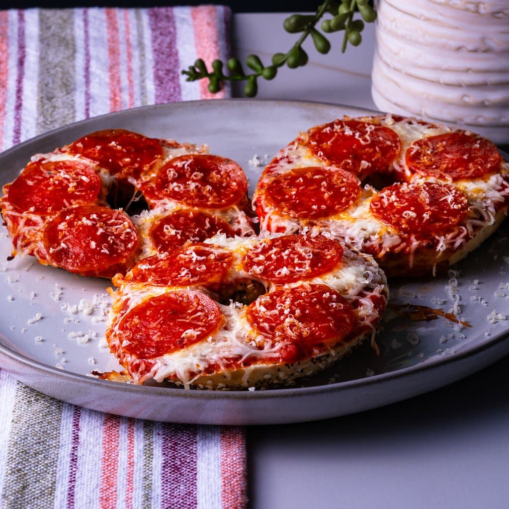 Golden, bubbling pizza bagels fresh from the oven — cheesy, saucy, and ready in under 30 minutes.